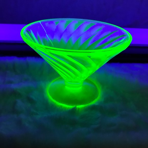 Vaseline Uranium Federal Glass Swirl Dessert Cup #8 - Picture 1 of 10